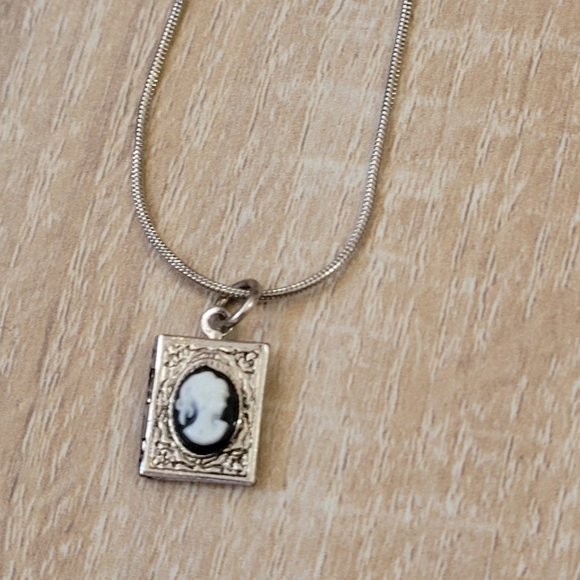 SPELL BOOK NECKLACE - Picture 1 of 2